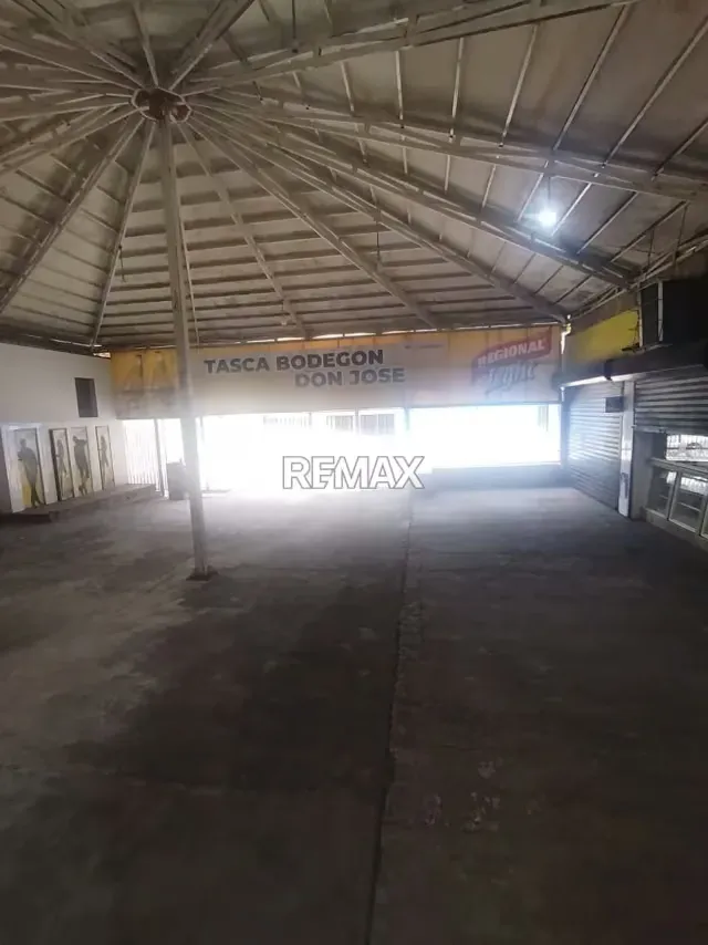 Se vende excelente local comercial ideal para licorería, ubicado estratégicamente en el Sector Centro, entre la Av. Bicentenario y la Calle Azcue - 4