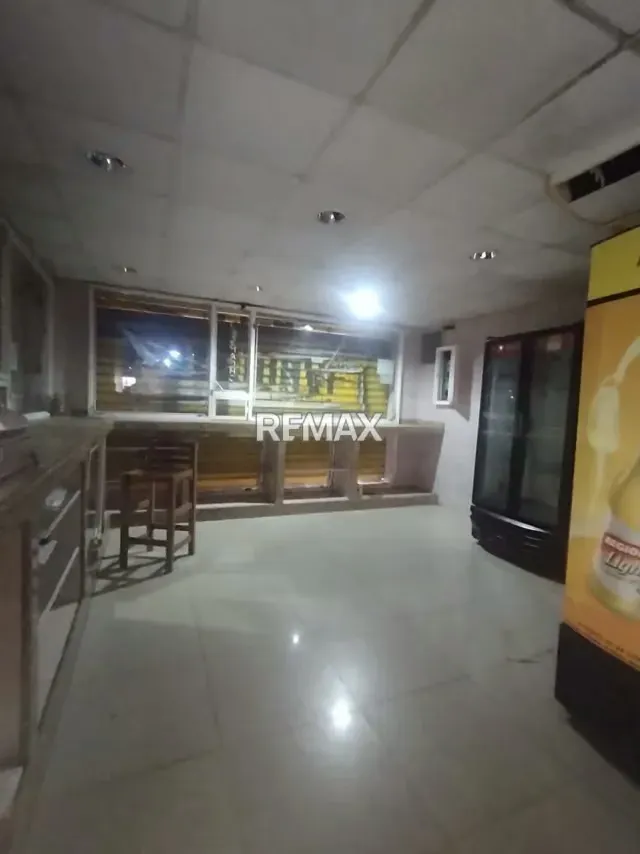 Se vende excelente local comercial ideal para licorería, ubicado estratégicamente en el Sector Centro, entre la Av. Bicentenario y la Calle Azcue - 5