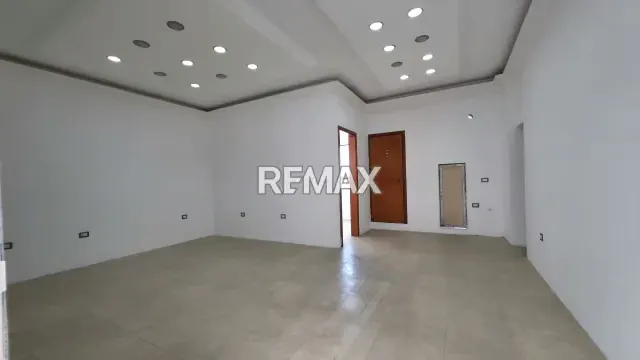 EN VENTA CÓMODA OFICINA UBICADA EN EL CENTRO COMERCIAL CRISTAL PLAZA-BARCELONA - 3