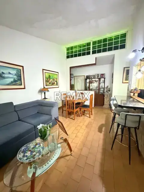 Se vende Casa con local comercial, Urb la haciendita