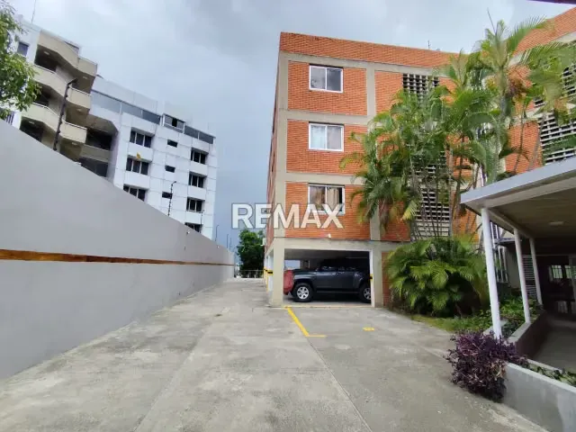 VENTA DE EDIFICIO RESIDENCIAL EN COLINAS DE BELLO MONTE - 3