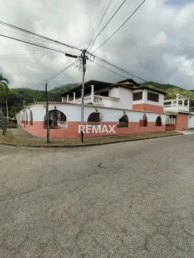 Casa Grande de Esquina en Urb. Valle Fresco