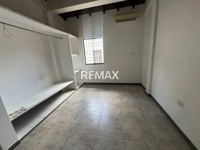 Casa espaciosa en Venta, Urb Riachuelo - 4