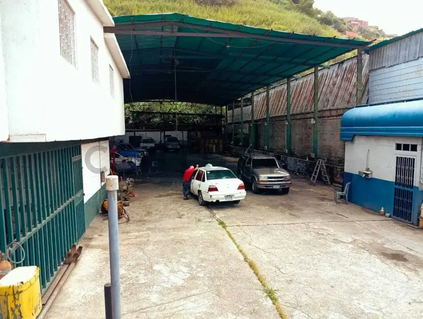 Venta de Propiedad Industrial Metalurgia con Galpon - 1328 m2