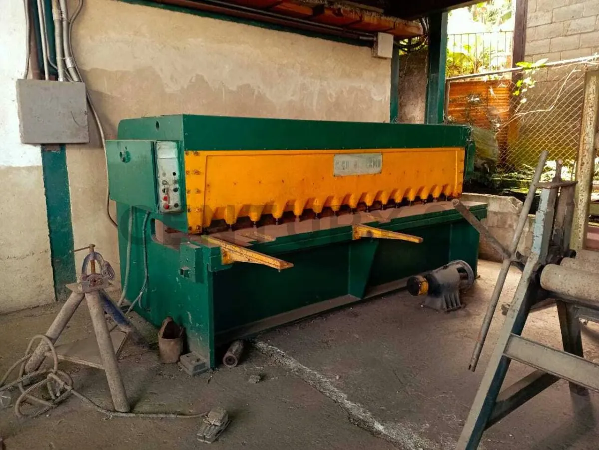 Venta de Propiedad Industrial Metalurgia con Galpon - 1328 m2 - 10