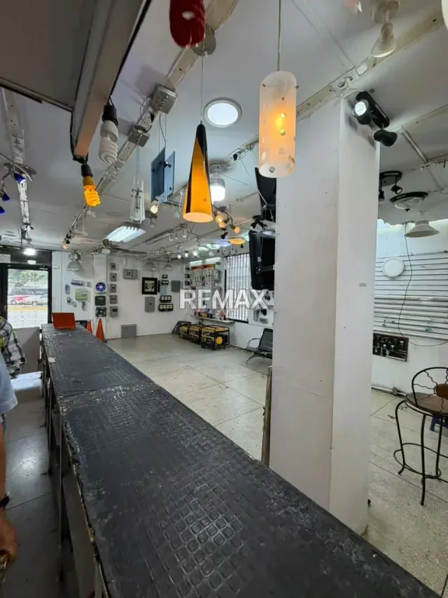 LOCAL COMERCIAL EN VENTA EN AVENIDA 4 DE MAYO - 11
