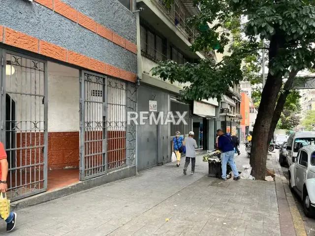 En Venta local Comercial Avda Fuerzas Armadas (edificio)