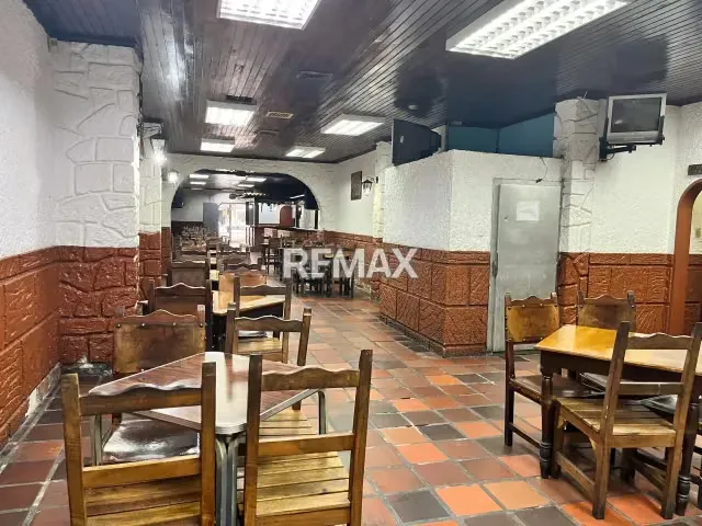 En Venta local Comercial Avda Fuerzas Armadas (edificio) - 11