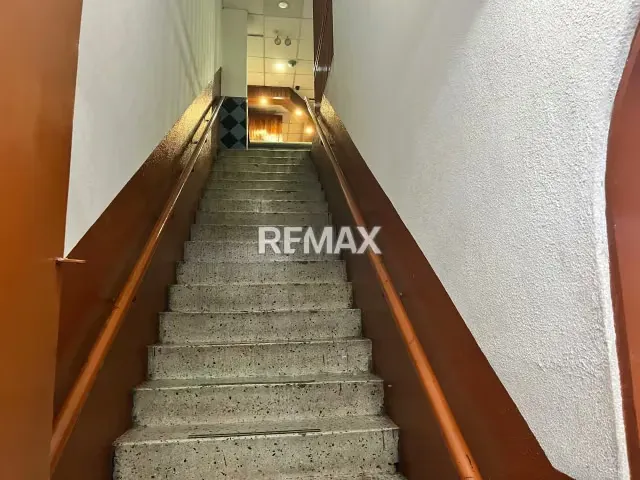 En Venta local Comercial Avda Fuerzas Armadas (edificio) - 12