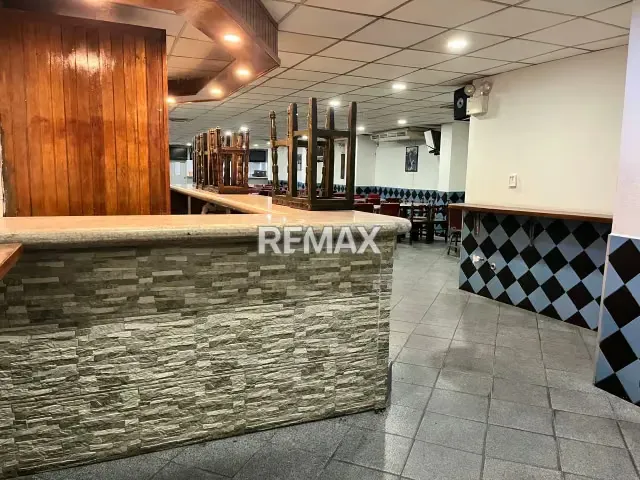 En Venta local Comercial Avda Fuerzas Armadas (edificio) - 13