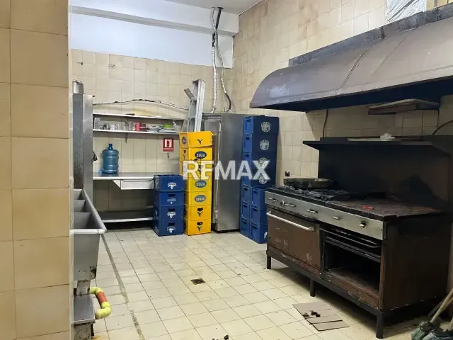 En Venta local Comercial Avda Fuerzas Armadas (edificio) - 6
