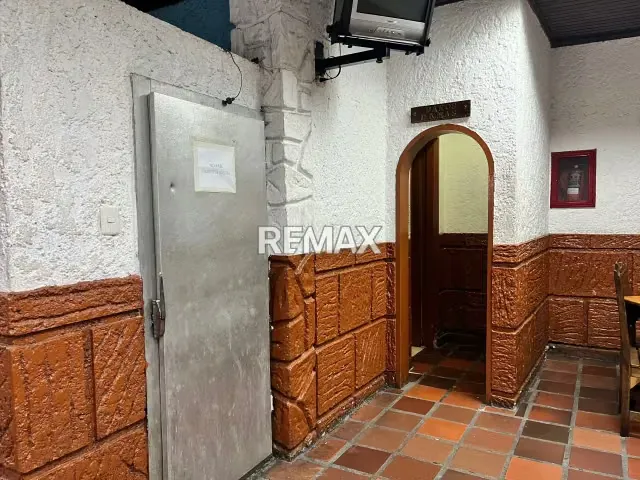 En Venta local Comercial Avda Fuerzas Armadas (edificio) - 9