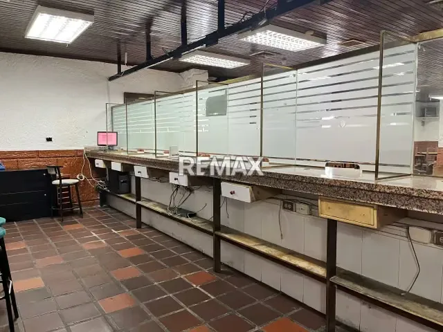 En Venta local Comercial Avda Fuerzas Armadas (edificio) - 10
