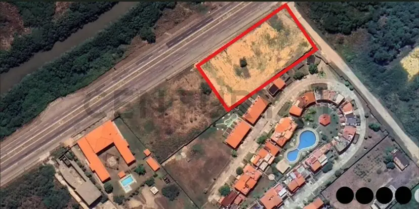 Terreno en venta en la Avenida Bicentenario de Higuerote