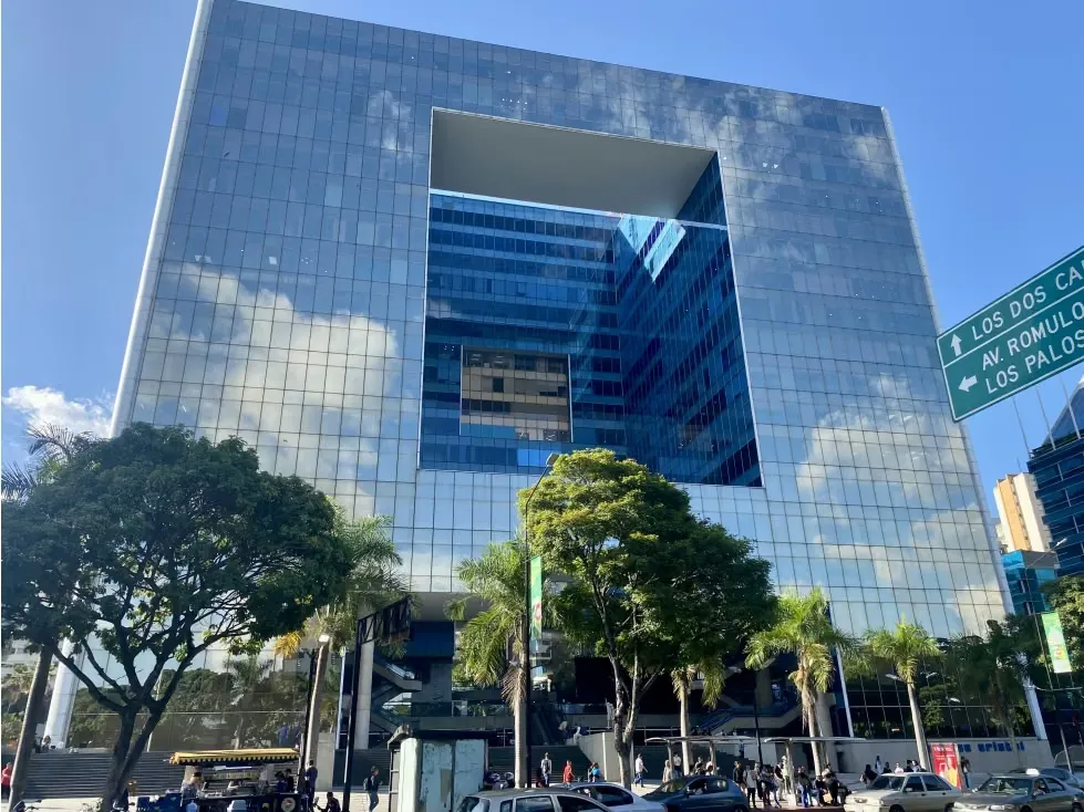 Alquilo oficina 150m2 Parque Cristal 7647
