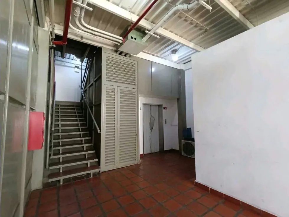 En Venta Centro Comercial en El Cementerio 2.160mts2 - 11