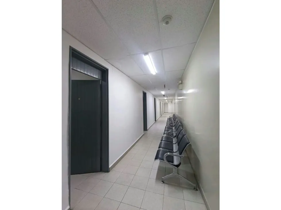 En Venta Centro Comercial en El Cementerio 2.160mts2 - 14