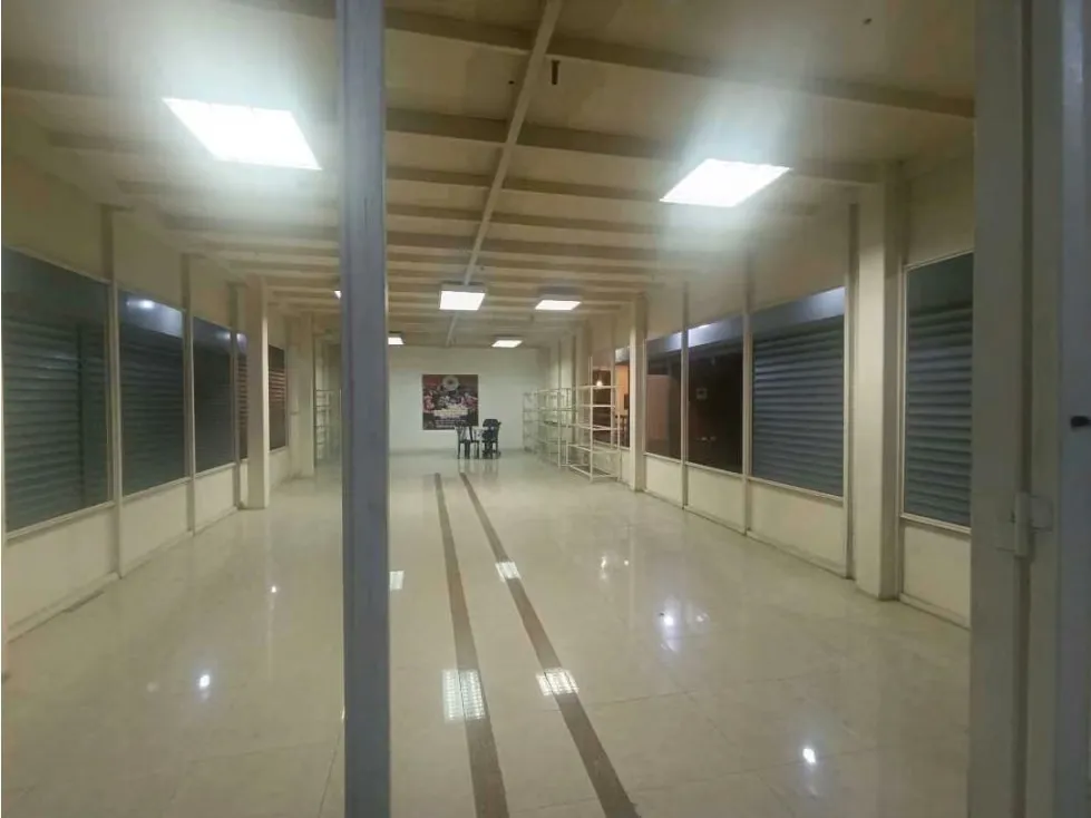En Venta Centro Comercial en El Cementerio 2.160mts2 - 16