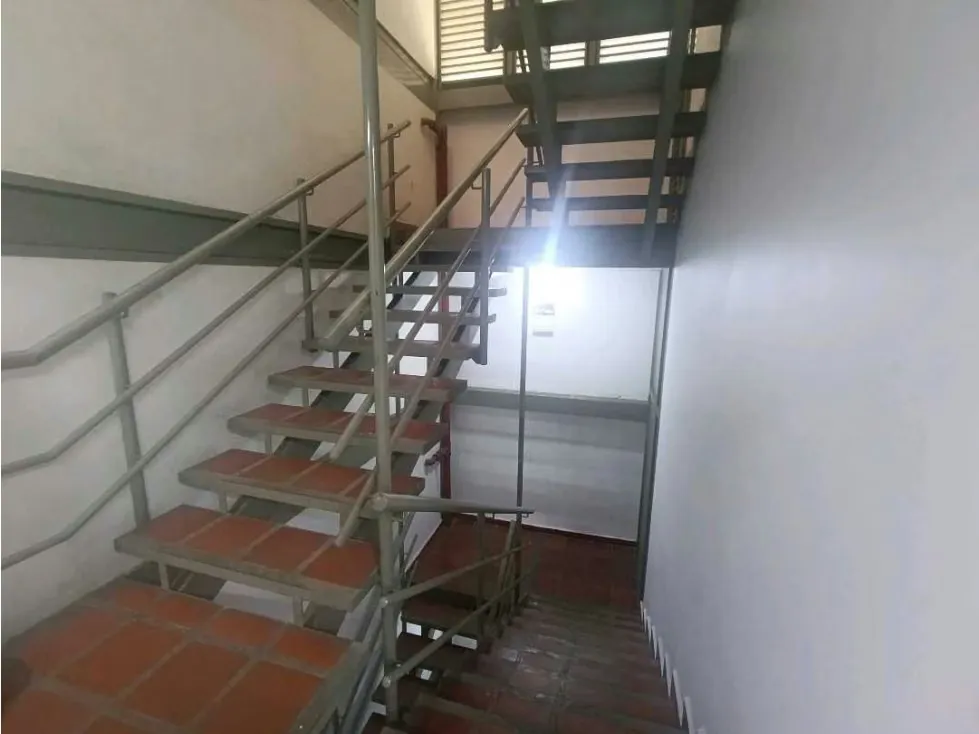 En Venta Centro Comercial en El Cementerio 2.160mts2 - 17