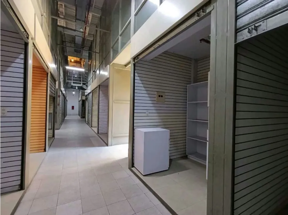 En Venta Centro Comercial en El Cementerio 2.160mts2 - 3