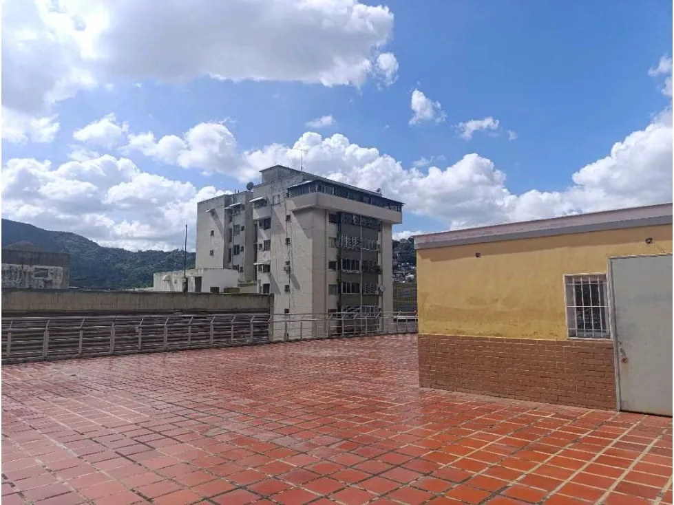 En Venta Centro Comercial en El Cementerio 2.160mts2 - 24