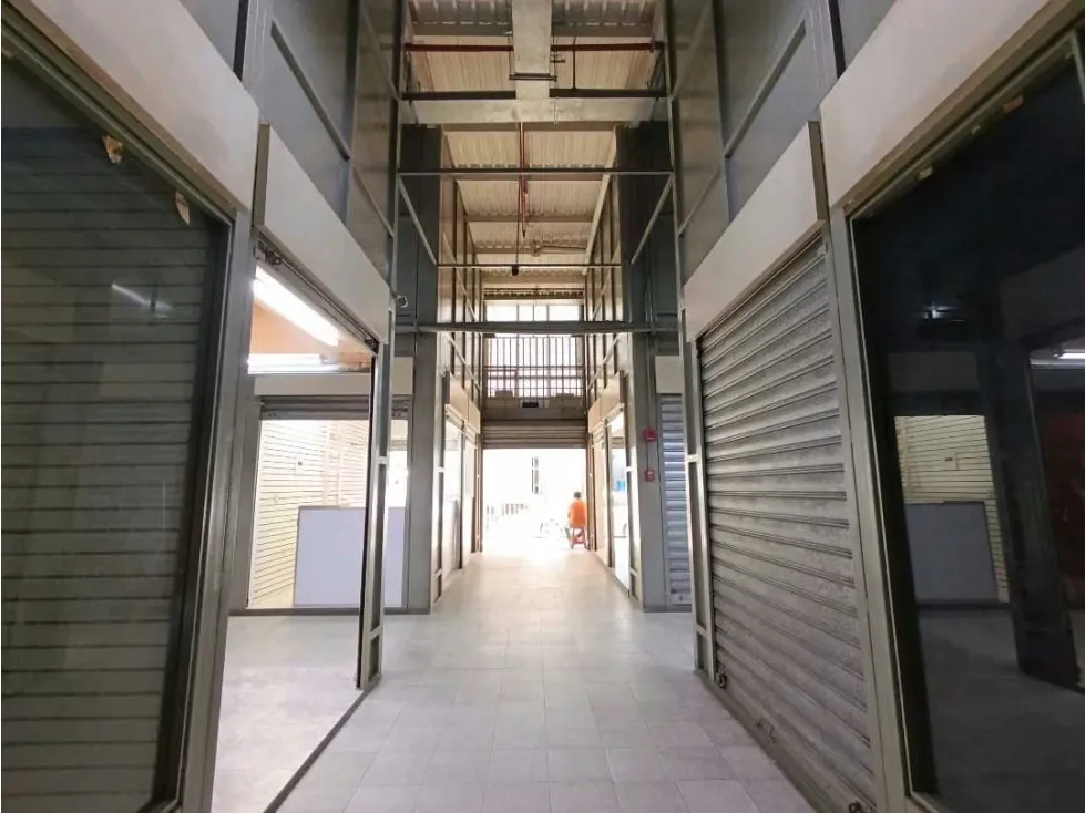 En Venta Centro Comercial en El Cementerio 2.160mts2 - 9