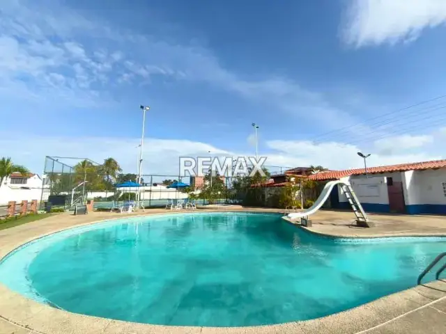 TOWNHOUSE ESTILO MODERNO, EN RESIDENCIAS AGUA MARINA, PARAISO