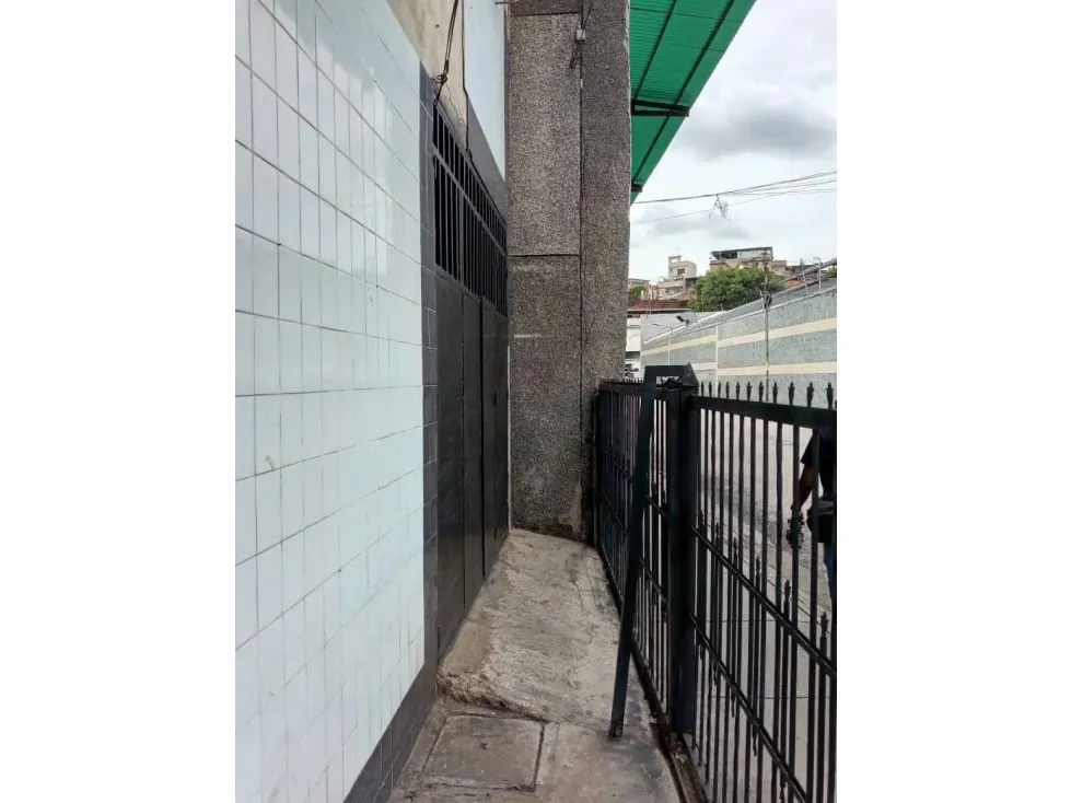 Se alquila local a pie de calle 124m2 El Cementerio 0156 - 2