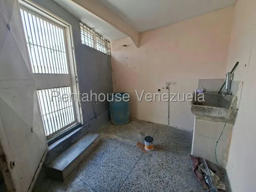 Apartamento (1 Nivel) en Alquiler en Almarriera, Lara - 11