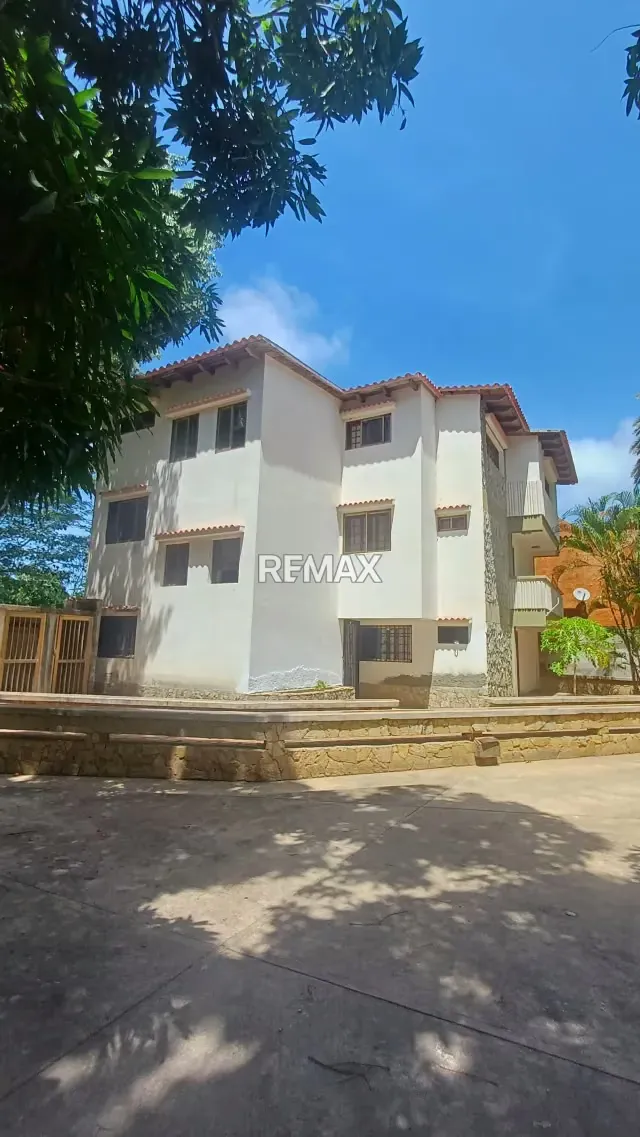 Edificio en Venta de 3 Apartamentos en Isla de Margarita a pie de Montaña.