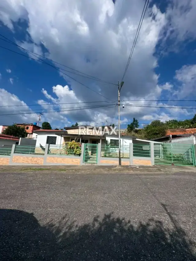 HERMOSA CASA EN CARVAJAL CERCA DE LA UVM, URB PACHECO