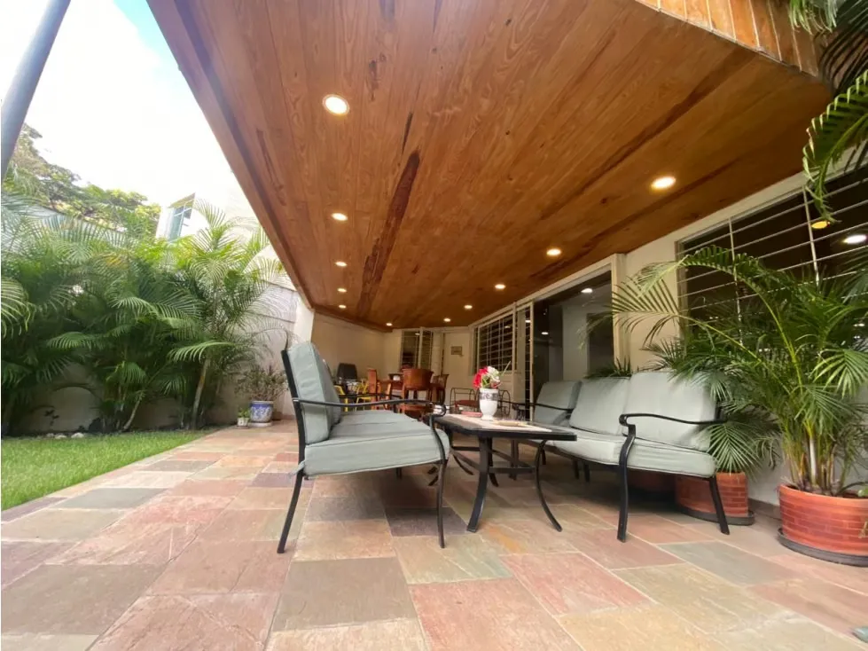 Apartamento Planta Baja en Venta en Country Club Caracas OPORTUNIDAD - 2