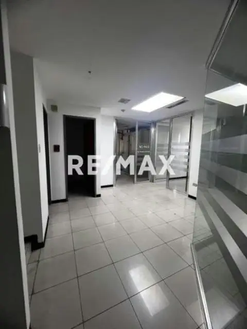 En Alquiler en Total Comodidad Oficina Comercial Centro Empresarial Uniaragua.