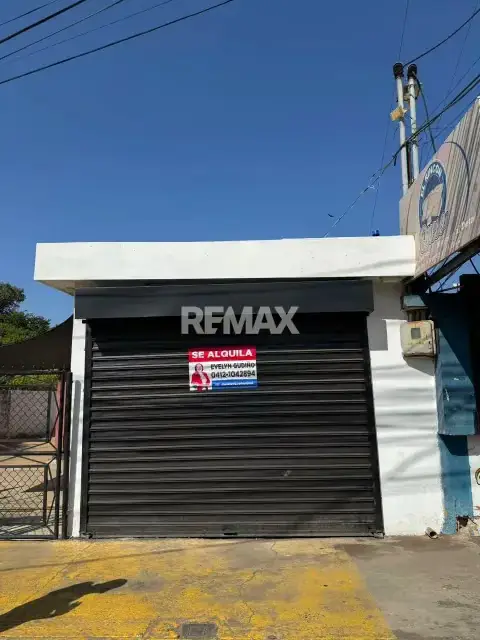 Local Comercial en alquiler ubicado en la zona más comercial de Sierra Maestra. Ideal para mini market, salón de belleza barbería, venta de repuestos.