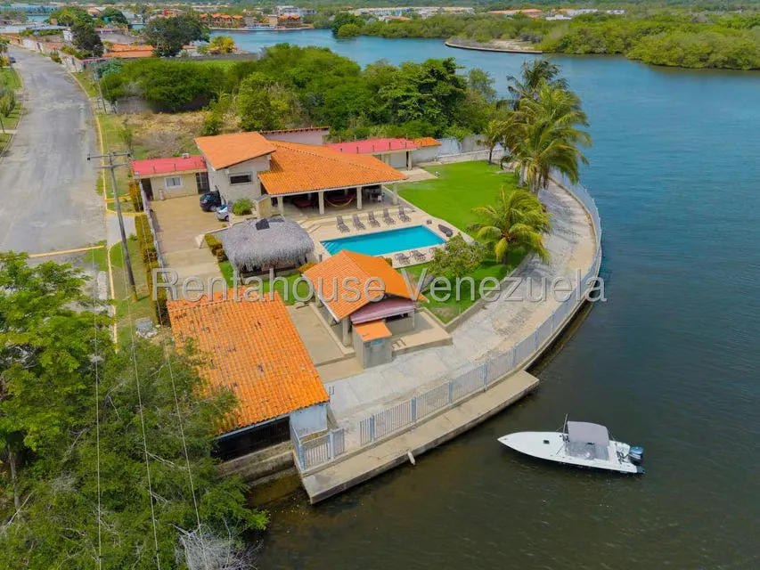 Casa (Duplex) en Venta en Ciudad Balneario Higuerote, Miranda