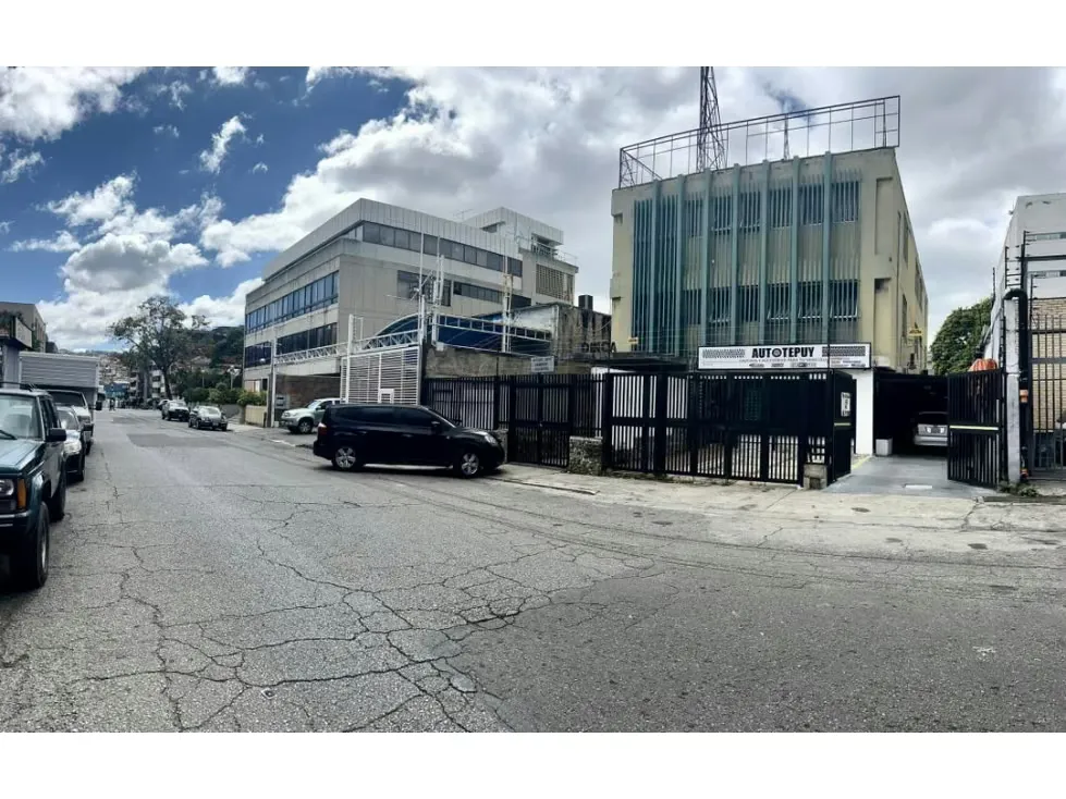 Se vende edificio industrial 654m2 La Urbina 4363