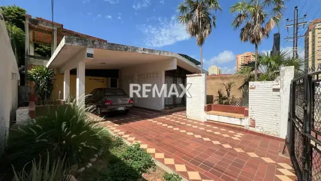 Casa en tierra negra