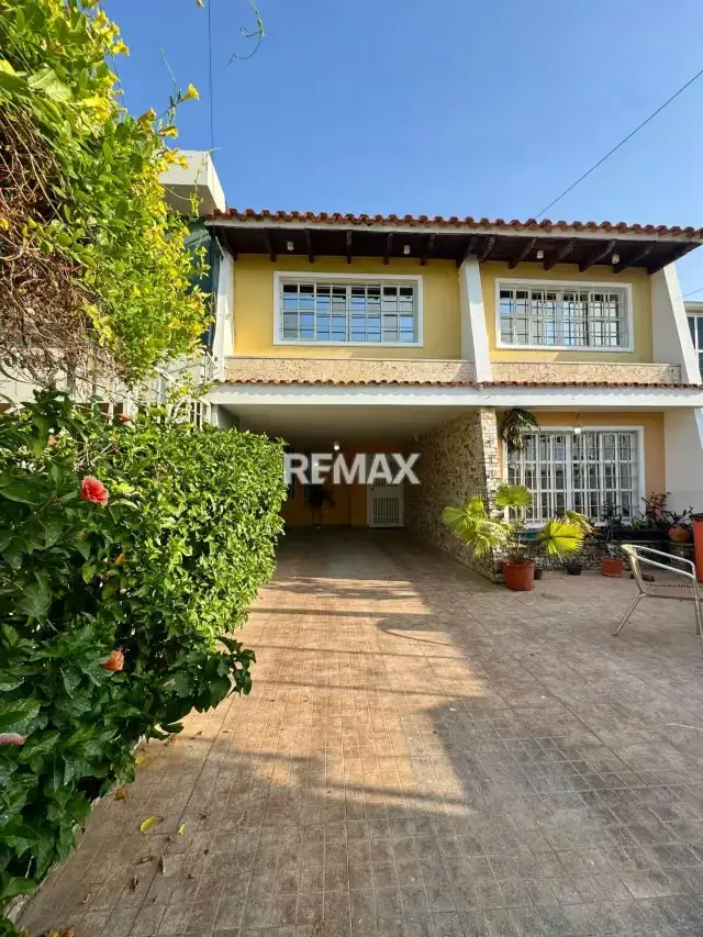 TOWNHOUSE EN ALQUILER URBANIZACIÓN LAGO MAR BEACH