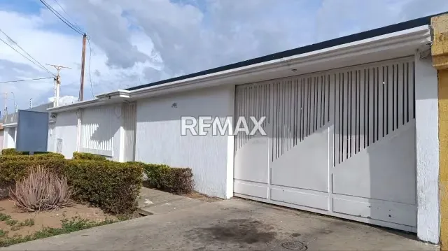 CASA EN VENTA, UBICADA EN LA URBANIZACION COROMOTO A 2 CUADRAS DE LA AVENIDA PRINCIPAL
