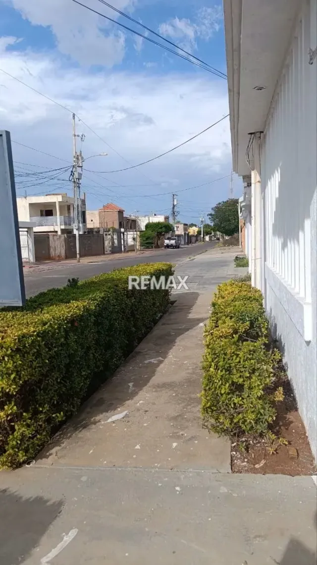 CASA EN VENTA, UBICADA EN LA URBANIZACION COROMOTO A 2 CUADRAS DE LA AVENIDA PRINCIPAL - 14