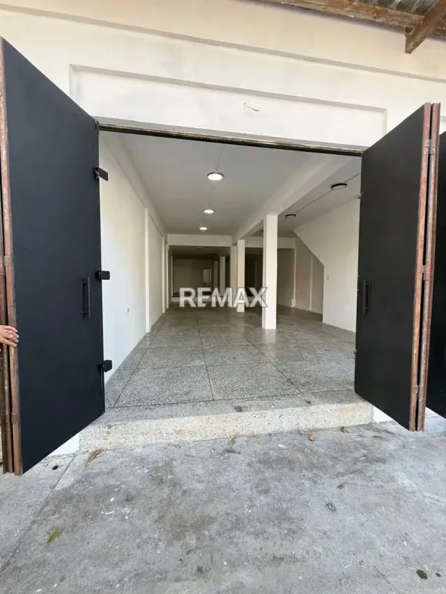 EN ALQUILER LOCAL COMERCIAL CON OFICINAS Calle 42 con Carrera 25 y Calle 26, prolongación de la Av. Venezuela. - 2
