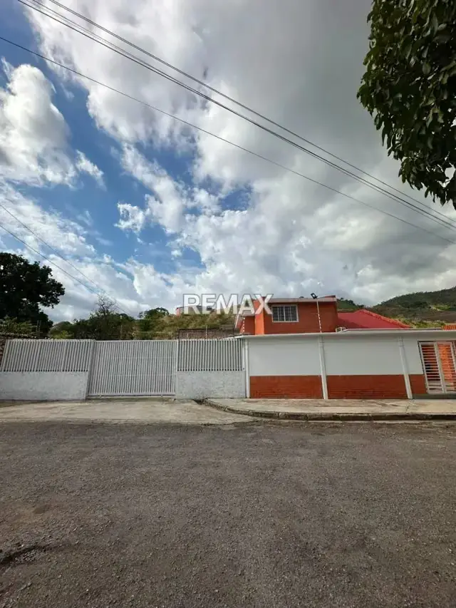 En Venta Espectacular Quinta con Piscina en Venta – Turmero!