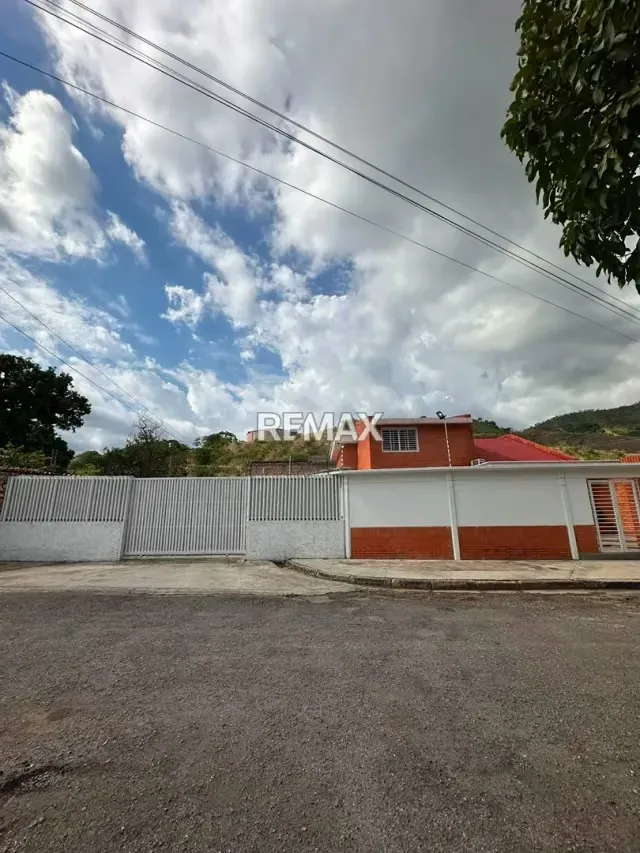 En Venta Espectacular Quinta con Piscina en Venta – Turmero!