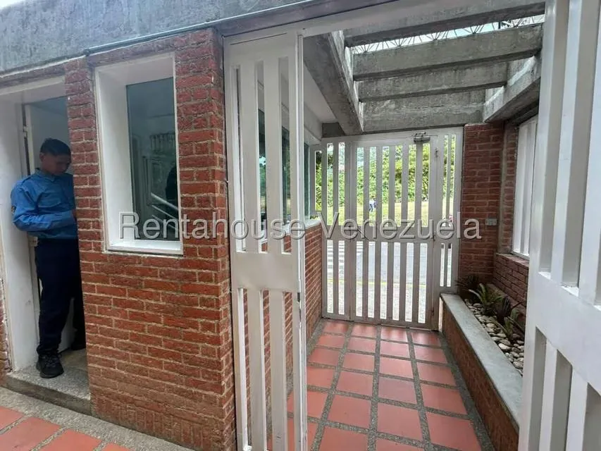 Apartamento (1 Nivel) en Alquiler en Lomas del Sol, Distrito Metropolitano - 2
