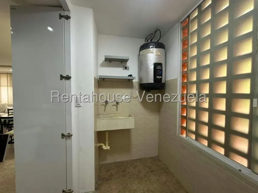 Apartamento (1 Nivel) en Alquiler en Lomas del Sol, Distrito Metropolitano - 31