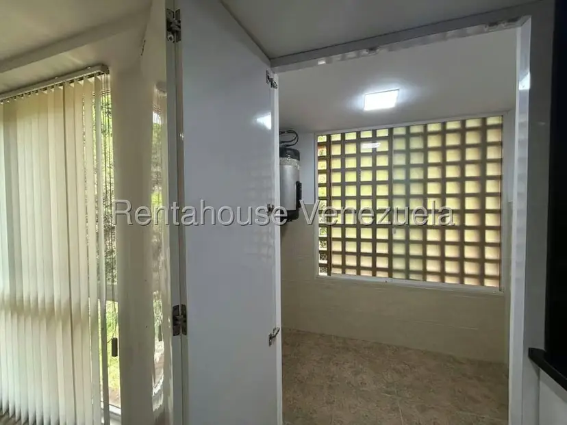 Apartamento (1 Nivel) en Alquiler en Lomas del Sol, Distrito Metropolitano — 32