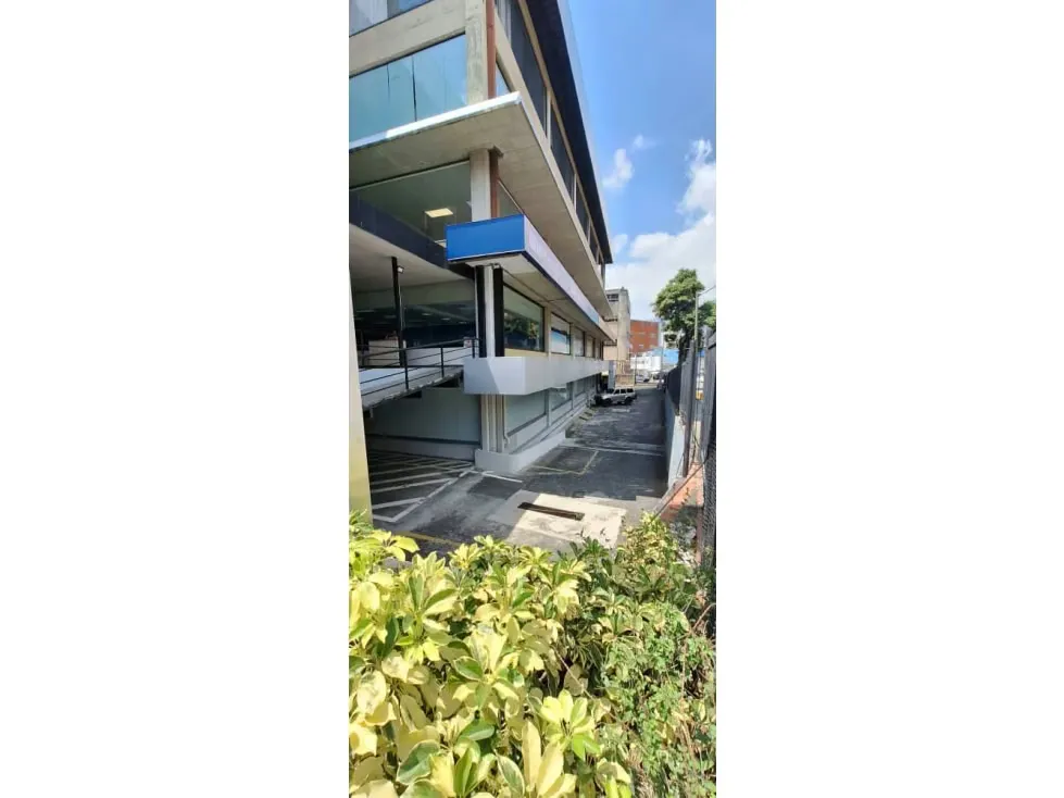 Se vende excelente local comercial de 2.500m2 en Boleíta Norte - RG - 24