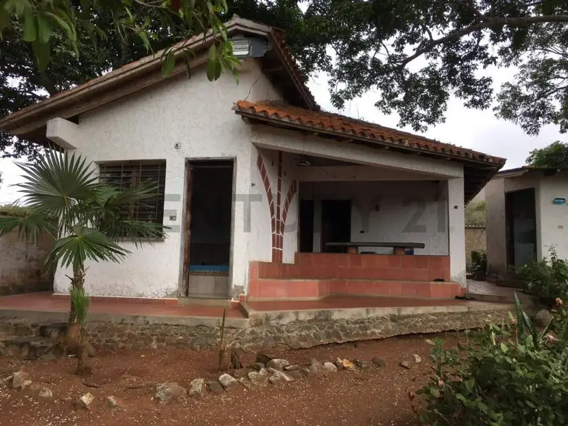 Terreno con bienhechurías en la Mira Playa el Agua Isla de Margarita