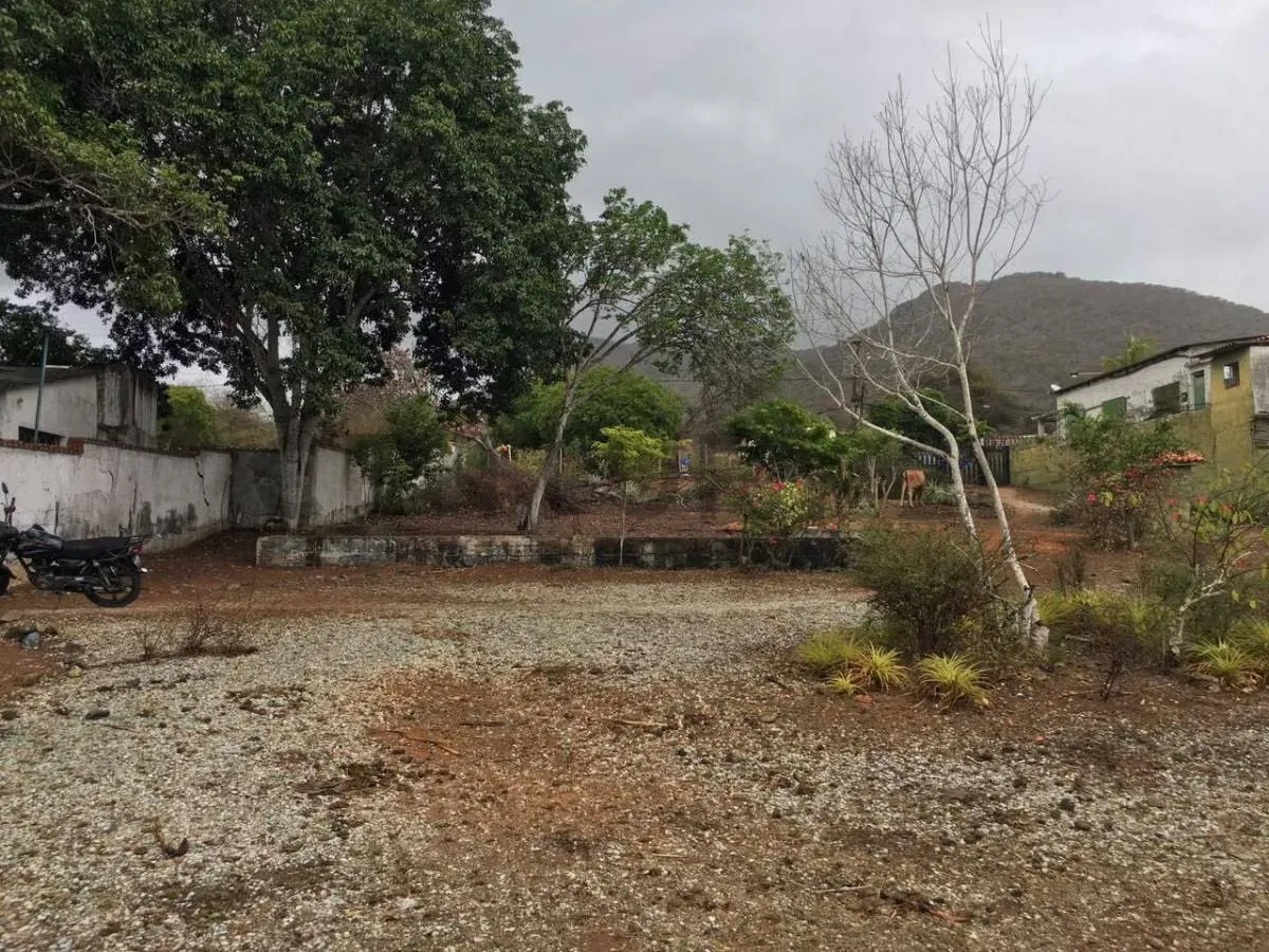 Terreno con bienhechurías en la Mira Playa el Agua Isla de Margarita - 12
