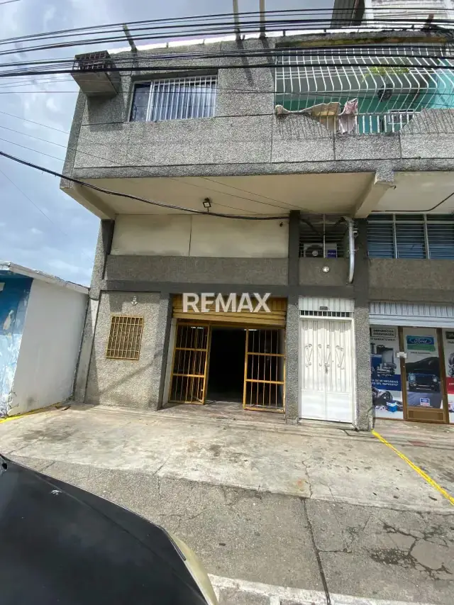 En venta apartamento y local con alto potencial comercial